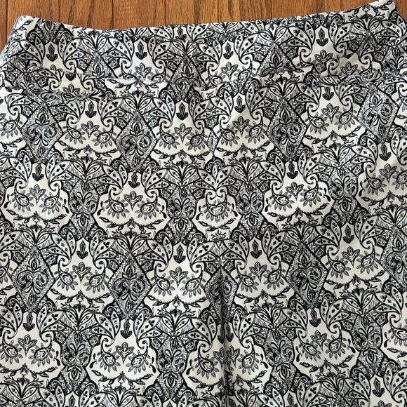 Chico's So-Slimming Black and White Patterned Ankle Pants with Pom Pom Details - Picture 4 of 9